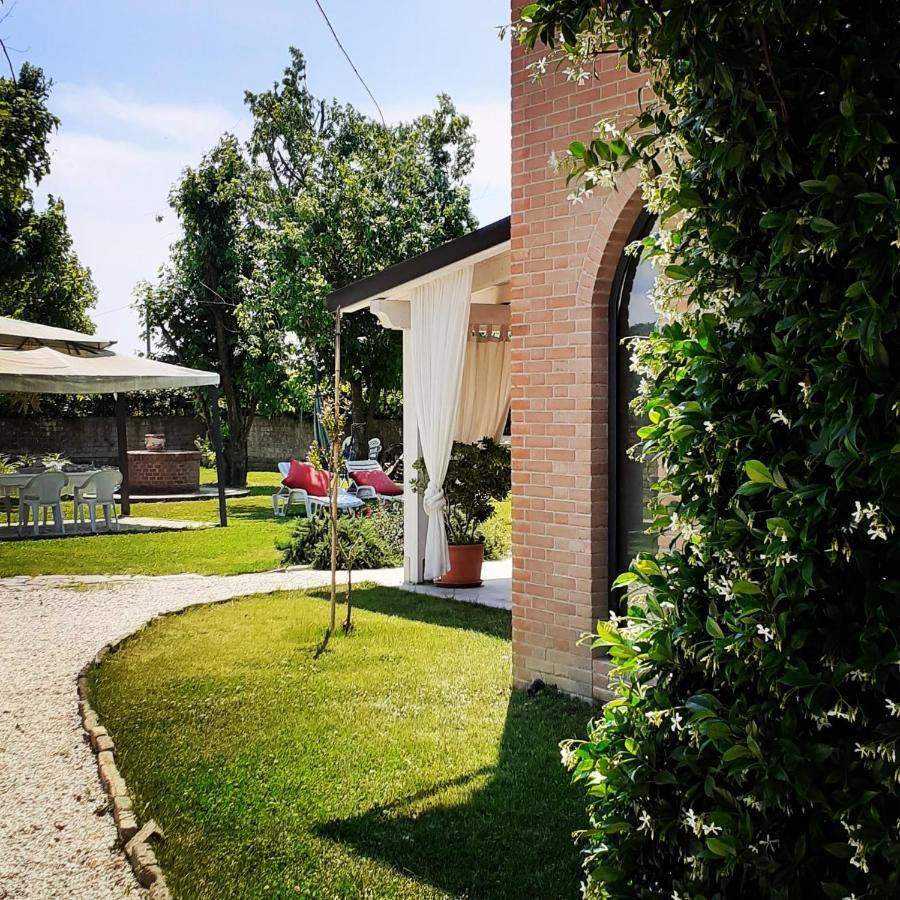 Casolare Isabella "Il Rifugio Dei Vinili" And Alice'S Room Ponsacco Kültér fotó